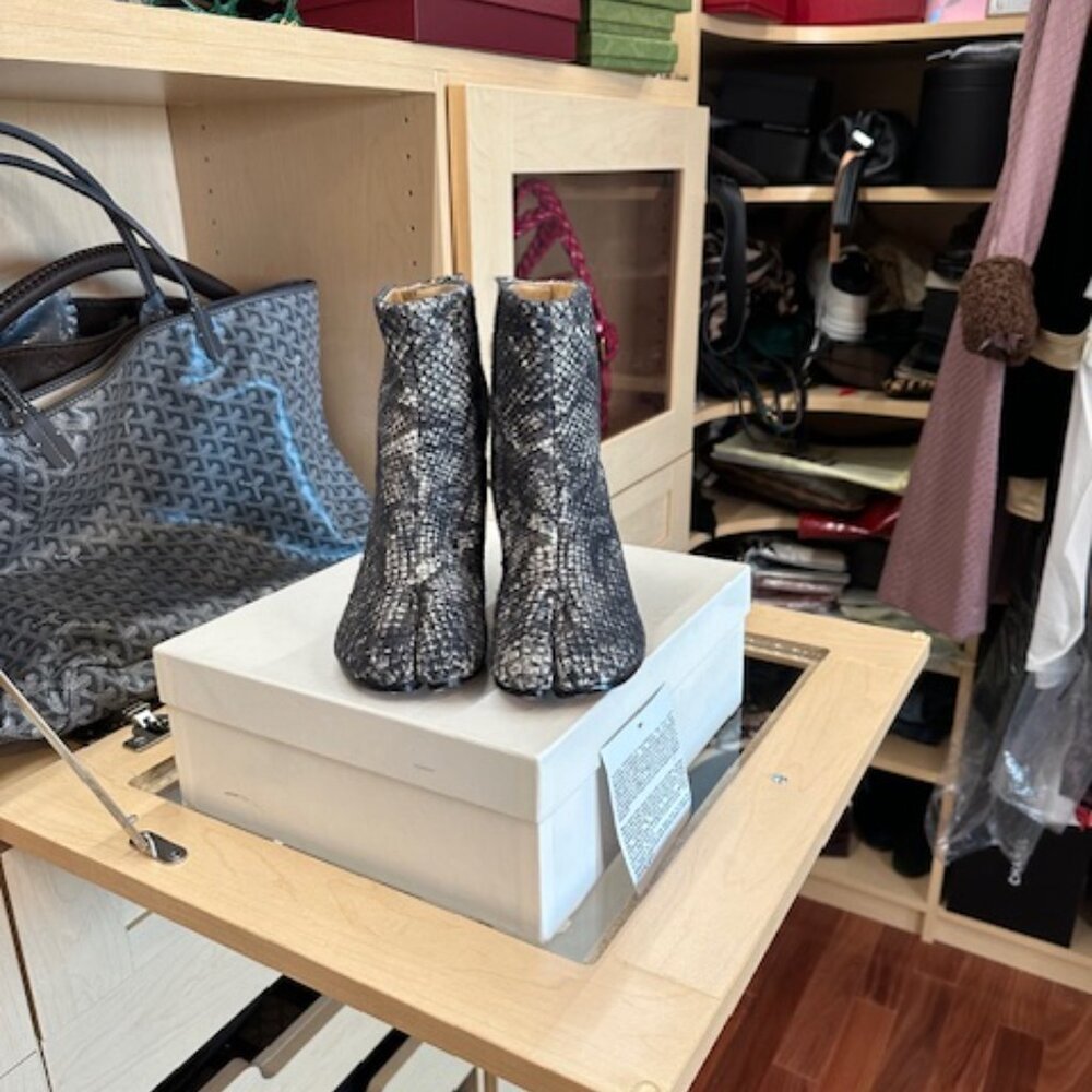 MAISON MARTIN MARGIELA SIZE 38 SPLIT TOE TABI ANKLE BOOTS